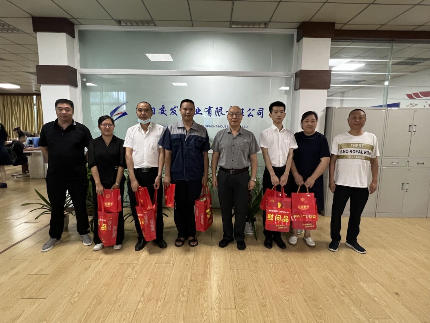 7.交發(fā)實(shí)業(yè)慰問(wèn)現(xiàn)場(chǎng).jpg 7.交發(fā)實(shí)業(yè)慰問(wèn)現(xiàn)場(chǎng).jpg