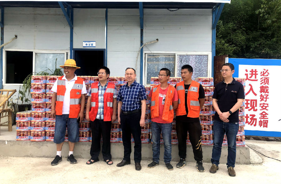 集團(tuán)工會開展一線職工“送清涼”活動.png 719ae2e11535841c08cb49cf204dfbe7.png