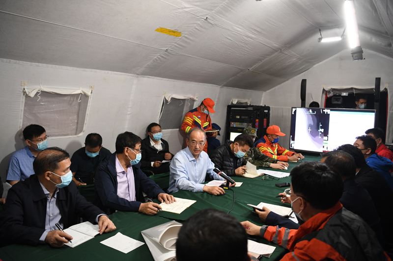 黃強(qiáng)在甘孜州瀘定縣指導(dǎo)抗震救災(zāi)工作并主持召開省市(州)縣前線聯(lián)合指揮部會(huì)議時(shí)強(qiáng)調(diào) 堅(jiān)決貫徹落實(shí)習(xí)近平總書記重要指示精神 全力救援受災(zāi)群眾最大限度減少人員傷亡「相關(guān)圖片」